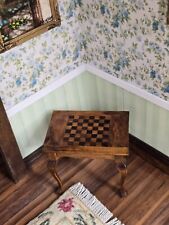 Casa de bonecas artesanal vintage miniatura exclusiva Queen Anne incrustada sala de jogos mesa xadrez comprar usado  Enviando para Brazil