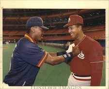 1991 Press Photo Eric Yielding e ex-companheiro de equipe Juan Agosto garoto em torno de Dome, usado comprar usado  Enviando para Brazil