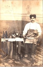 SAPATEIRO COM FERRAMENTAS NA BANCADA : ARTURA : POSTAL RARO C.1910, usado comprar usado SAPATEIRO COM FERRAMENTAS NA BANCADA : ARTURA : POSTAL RARO C.1910, usado comprar usado  Enviando para Brazil