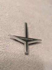 1966–69 Chevy Corvair Monza emblema caixa de luvas fabricante de equipamento original GM 7584610 emblema logotipo cruzado comprar usado  Enviando para Brazil