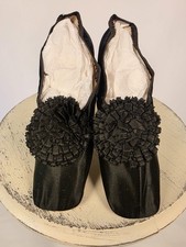 SAPATOS ANTIGOS DE SALTO ALTO DE SEDA PRETA DA DÉCADA DE 1820 COM ROSETAS DE FITA DE SEDA comprar usado  Enviando para Brazil