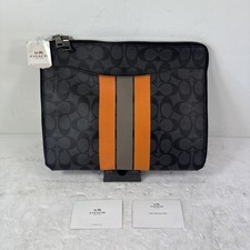 Capa técnica COACH Varsity Signature iPad tablet carvão/laranja F66311 varejo $150 comprar usado Capa técnica COACH Varsity Signature iPad tablet carvão/laranja F66311 varejo $150 comprar usado  Enviando para Brazil