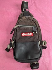 Usado, Bolsa tiracolo preta Coca Cola pequena bolsa bolsa item licenciado comprar usado  Enviando para Brazil