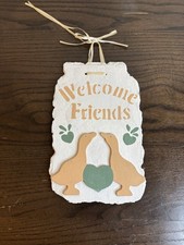 Placa de gansos pendurados em ardósia pintada “Welcome Friends” com recortes de madeira LEIA comprar usado Placa de gansos pendurados em ardósia pintada “Welcome Friends” com recortes de madeira LEIA comprar usado  Enviando para Brazil