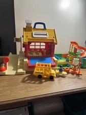 Vintage 1988 Fisher Price Little People School House Playset com Playground, usado comprar usado  Enviando para Brazil