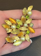 PINO BROCHE PÉROLA FALSA FOLHAS MOLDADAS STRASS SALADA DE FRUTAS VINTAGE KRAMER sem assinatura, usado comprar usado  Enviando para Brazil