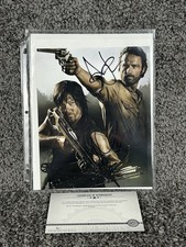 Foto assinada por The Walking Dead Rick Grimes Daryl Dixon memórias finais autêntica comprar usado  Enviando para Brazil