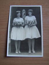 Foto vintage duas damas de honra em vestidos curtos segurando flores casamento, usado comprar usado  Enviando para Brazil