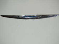 Chrysler Town & Country 2011 - 2016 OEM porta de elevação traseira emblema asa cromado comprar usado  Enviando para Brazil