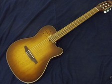 Godin multiac nylon d'occasion  Expédié en Belgium