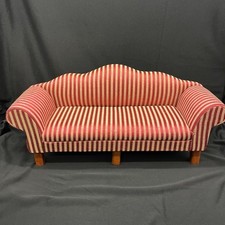 Sofá de boneca de madeira vitoriana listrado vermelho pernas de madeira 24 1/2” L 12” H, usado comprar usado  Enviando para Brazil