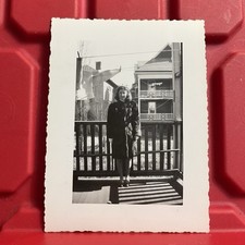 Usado, Fotografia feminina em pé na varanda deck 3 x 4 1/8 vintage década de 1940 comprar usado  Enviando para Brazil
