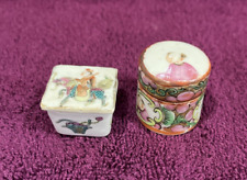 2 cajas antiguas asiáticas de porcelana con tapa redondas y cuadradas para casa de muñecas miniatura Lg segunda mano  Embacar hacia Argentina