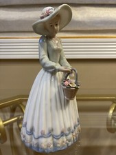 Estatueta de porcelana de uma senhora. 9 polegadas de altura. Importado da Ucrânia MUITO RARO comprar usado  Enviando para Brazil