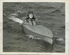1947 Press Photo Pessoa em canoa submersível motorizada no Canal da Mancha comprar usado  Enviando para Brazil