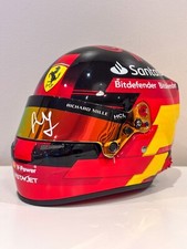 Mini capacete assinado Carlos Sainz escala 1/2 - Scuderia Ferrari temporada F1 2023 comprar usado  Enviando para Brazil