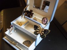 Caixa de joias; Caixa organizadora de armazenamento de joias de couro; Azul claro + conteúdo comprar usado Caixa de joias; Caixa organizadora de armazenamento de joias de couro; Azul claro + conteúdo comprar usado  Enviando para Brazil