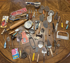 Lote de 45+ Utensilios de Cocina Vintage Mezcla Huevos Batidor Carne Sierra Ricer Espátula segunda mano  Embacar hacia Mexico