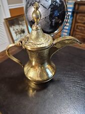 RARO DE COLECCIÓN hecho a mano latón firmado Oriente Medio cafetera, tetera 11" de alto en muy buena condición segunda mano  Embacar hacia Argentina