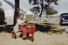 1950's Kodachrome Red 35mm Slide - Brinquedo trator infantil a pedal comprar usado 1950's Kodachrome Red 35mm Slide - Brinquedo trator infantil a pedal comprar usado  Enviando para Brazil