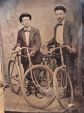Foto antiga tipo lata da década de 1880 1890 2 bicicletas ciclistas masculinas Geneva Racer?, usado comprar usado  Enviando para Brazil