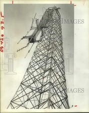 1981 Press Photo topo da torre de antena de rádio derrubada durante ventos fortes em Houston comprar usado  Enviando para Brazil