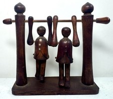 Antiguo juguete trapecio para niños de arte popular americano tallado a mano segunda mano  Embacar hacia Mexico