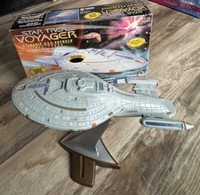 Usado, 1995 Playmates Toys Star Trek Voyager Starship NCC-74656 com Caixa - YouTube Funciona!! comprar usado Usado, 1995 Playmates Toys Star Trek Voyager Starship NCC-74656 com Caixa - YouTube Funciona!! comprar usado  Enviando para Brazil