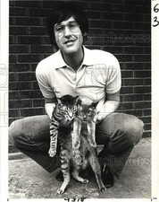 1981 Press Photo Advogado Max Tobias Jr. com seus gatos Pão de Milho e Toby comprar usado 1981 Press Photo Advogado Max Tobias Jr. com seus gatos Pão de Milho e Toby comprar usado  Enviando para Brazil