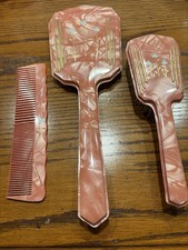 Conjunto de penteadeira vintage 3 peças celulóide baquelite rosa gelo com Forget Me Nots comprar usado Conjunto de penteadeira vintage 3 peças celulóide baquelite rosa gelo com Forget Me Nots comprar usado  Enviando para Brazil