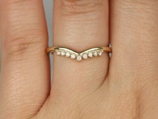 Anel de ouro amarelo 10K com diamante cultivado em laboratório corte redondo faixa V tiara minimalista 0,13 CT comprar usado  Enviando para Brazil