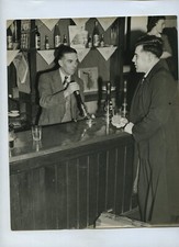 Barman obsługuje klienta w starym barze / pubie ok. 1940. zdjęcie prasowe na sprzedaż  Wysyłka do Poland