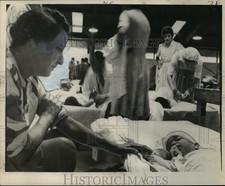 1964 Press Photo Hurricane Hilda- Confortando seu filho em hospital temporário. comprar usado  Enviando para Brazil