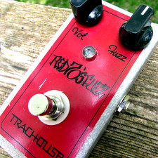 Pedal de fuzz Trachouse anos 70 vermelho com LED azul 🔴 EUA clone Fuzzface original com fio comprar usado  Enviando para Brazil