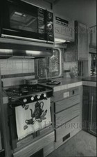 1984 Press Photo Um forno de micro-ondas e armários são construídos em uma cozinha moderna. comprar usado  Enviando para Brazil