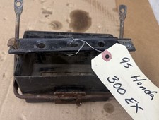 Usado, Tampa completa da bandeja da caixa de bateria Honda fabricante de equipamento original TRX300EX TRX 300EX Sportrax 1993-2006 comprar usado  Enviando para Brazil