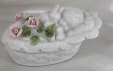 Bebê e coelho de porcelana “Touch of Rose” na cesta com tampa 3”x 1 1/2” POR ROMAN comprar usado  Enviando para Brazil