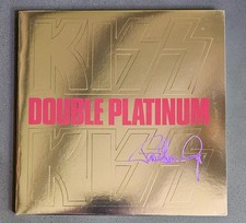 KISS - CONJUNTO DE DISCOS DE ANIVERSÁRIO DE PLATINA DUPLA ASSINADO POR PAUL STANLEY comprar usado KISS - CONJUNTO DE DISCOS DE ANIVERSÁRIO DE PLATINA DUPLA ASSINADO POR PAUL STANLEY comprar usado  Enviando para Brazil