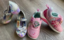 Usado, Dois pares de sapatos Frozen salto baixo para meninas pequenas tamanho 9 e patrulha de patas iluminar  comprar usado  Enviando para Brazil