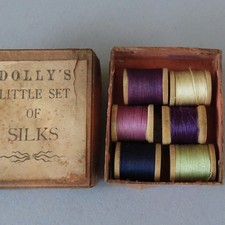 Caixa antiga miniatura 2" "DOLLY'S Little Set of SILK" 2 6 carretéis de fio de seda, usado comprar usado  Enviando para Brazil