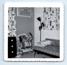 Foto quadrada antiga vintage QUARTO INTERIOR SOFÁ CAMA ESTANTE LIVROS BAÚ, usado comprar usado  Enviando para Brazil