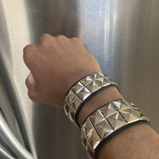 2 peças pulseira de couro sintético punk “2 fileiras” gótica cravejada - preto e prata comprar usado  Enviando para Brazil