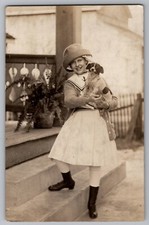 Little girl holding d'occasion  Expédié en Belgium