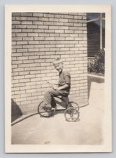 Foto instantânea encontrada de triciclo de menino pequeno década de 1940 comprar usado  Enviando para Brazil