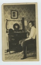 MENINO EM FONES DE OUVIDO OUVINDO RÁDIO CRISTAL ANTIGO FOTO INSTANTÂNEA comprar usado  Enviando para Brazil