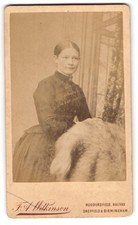 Fotografie F. A. Wilkinson, Sheffield, junge Dame aus England im dunklen Kleid  comprar usado  Enviando para Brazil