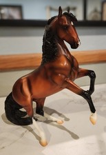 Breyer Horse #301160 aposentado Jasper Bay Desatado TSC Trator Supply Mustang SR comprar usado  Enviando para Brazil