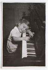 Fille appuyée clavier d'occasion  Rouen-