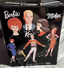 Usado, 1964 Barbie Midge & Ken estojo de guarda-roupa preenchido com roupas favoritas da Barbie em excelente estado usado comprar usado Usado, 1964 Barbie Midge & Ken estojo de guarda-roupa preenchido com roupas favoritas da Barbie em excelente estado usado comprar usado  Enviando para Brazil