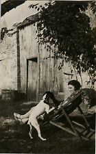 PHOTO ANCIENNE - VINTAGE SNAPSHOT - ANIMAL CHIEN FEMME CHAISE DRÔLE - DOG CHAIR comprar usado  Enviando para Brazil
